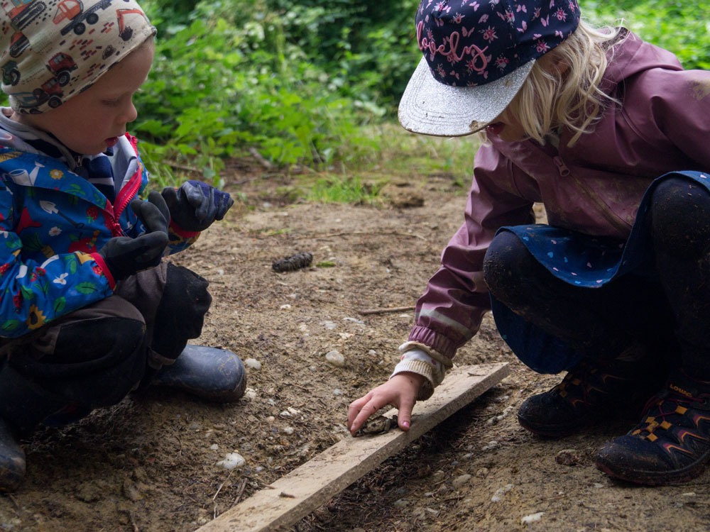 Waldkindergarten Schalkham, Naturpädagogik, Kinder in der Natur aufwachsen